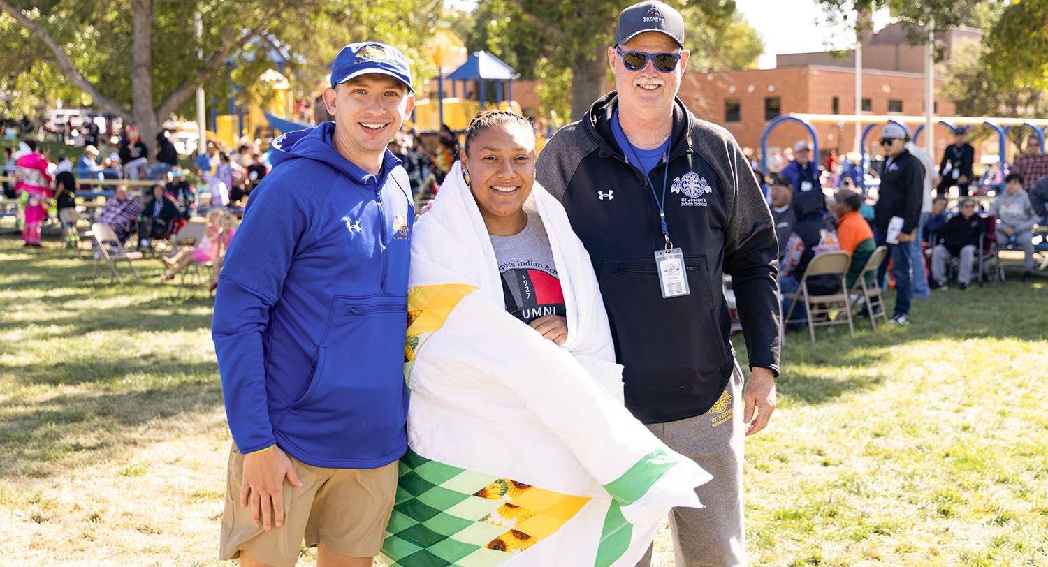 Powwow-quilt-alumni-with-team Alumni with Powwow Quilt